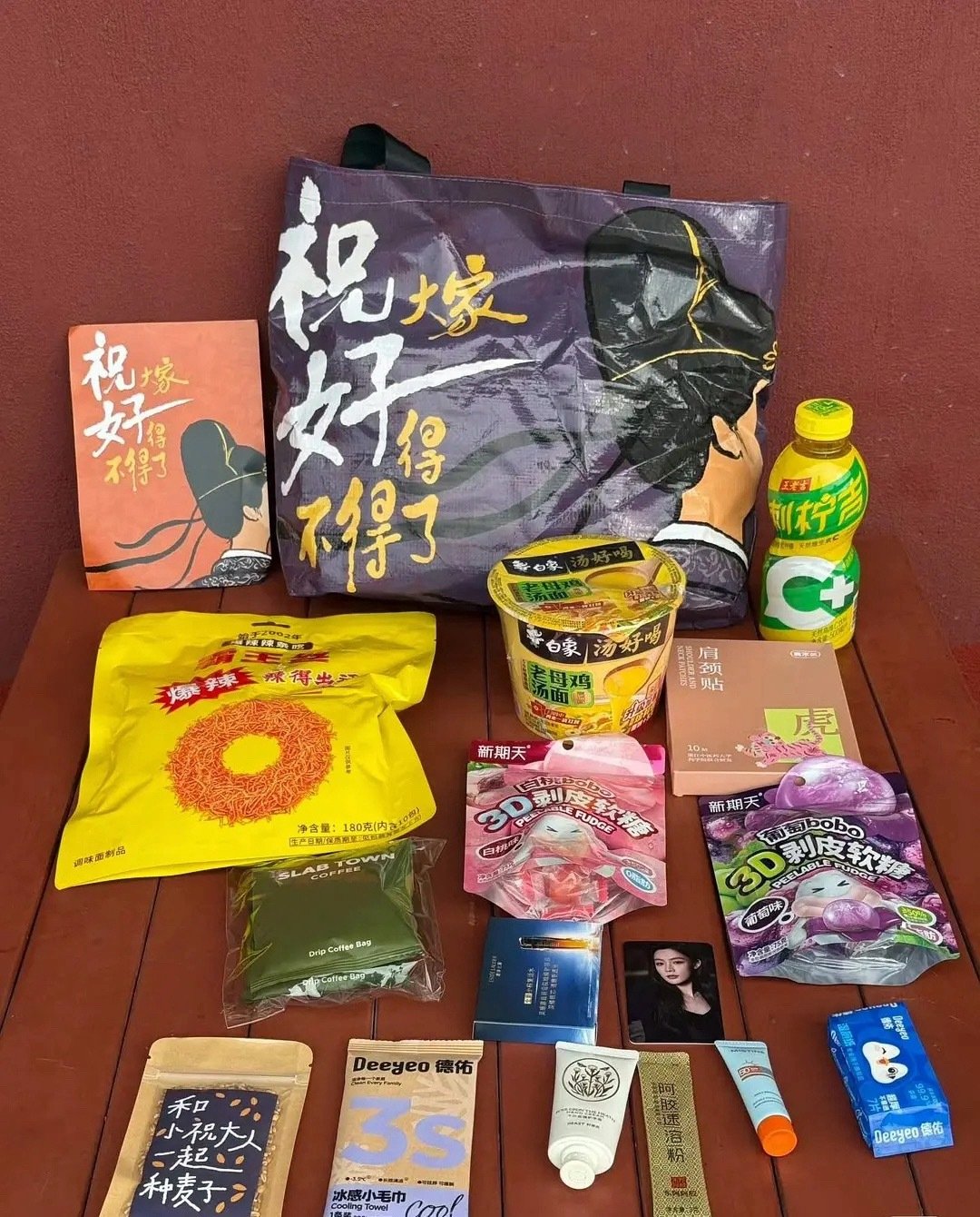 陈丽君祝姑娘开机，好可怕的人气！！！姐姐真的吸粉体质，从浪姐走入大众视角后凭借超强的业务能力，首演电影镖人就成功拿下百花奖新人，现场好多好多星辰啊#陈丽君# ​