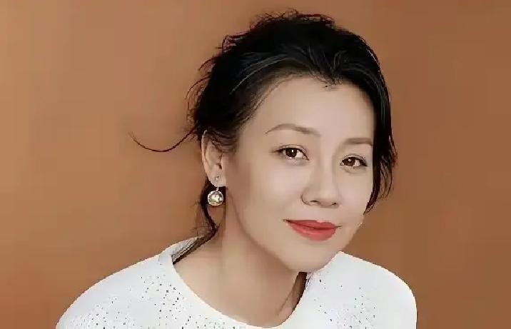 2026年9月3号晚上，大半个内娱的年轻演员突然在网上一字排开，对着一个52岁的女人整整齐齐地喊“妈”

关晓彤、张晚意、蒋龙、李庚希这帮当红炸子鸡，一个个乖得像在过年等压岁钱

这阵仗，不知道的还以为是哪位大导演过寿，结果一细看，原来是央视一套刚播的《生逢其时》的女配角发了条动态

她只是随口喊了