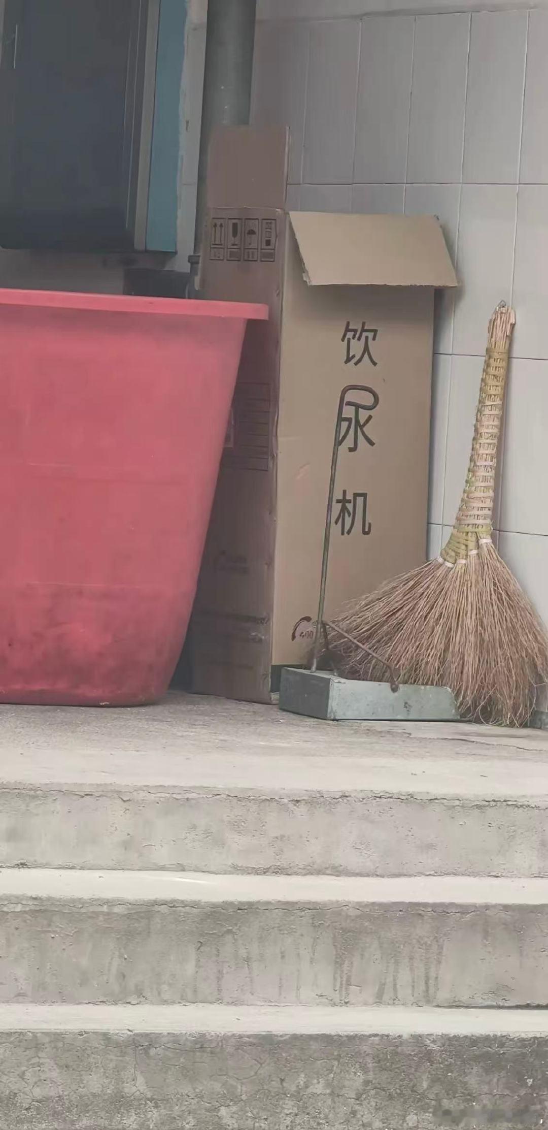 是不是太过草台班子了一点？ ​
