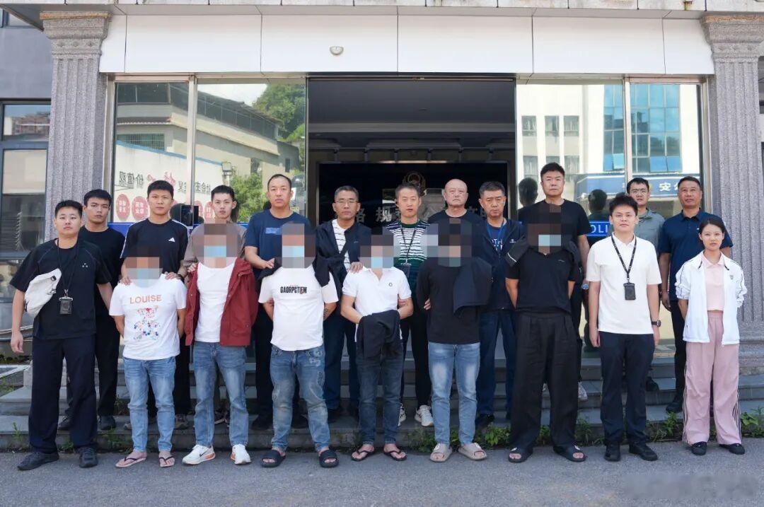 【相恋数月的“男友”突然失联！张店警方抓获11名“完美男友”！】一场持续三个月的“完美恋爱”，最终以60余万元血汗钱灰飞烟灭告终。当淄博市张店区的刘女士发现“完美男友”失联、投资平台无法登录时，她才如梦初醒——自己掉入了一个精心编织的陷阱。

近日，淄博市公安局张店分局经过数月艰苦侦查 ​
