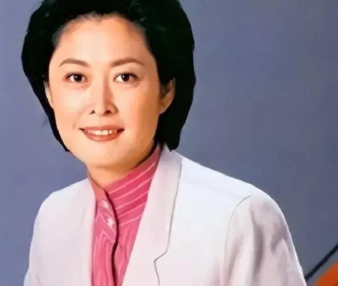 央视通稿改口称“敬一丹同志”而非“主持人”，52年党龄曝光，退休11年为何获中央领导唁电，这信号普通人该看懂
9月17日上午，八宝山殡仪馆东礼堂外排起长队，厅内却一切从简。中央有关领导同志以唁电、花圈表示哀悼，总台台长慎海雄到场送行。反差最刺眼的，是央视网通稿标题端端正正写着《敬一丹同志遗体送别仪式