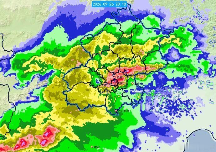 #北京暴雨冰雹来袭#【#北京多区已发冰雹黄色预警# ，东城、西城、朝阳暴雨蓝色预警，未来两小时大部有雨】北京市气象台26日20时发布预报：今天夜间雷阵雨转多云，偏北风三级左右（阵风七级左右），最低气温18℃；明天白天多云转晴，偏北风三级（阵风五六级）转一二级，最高气温26℃。夜间有雷阵雨，短 ​