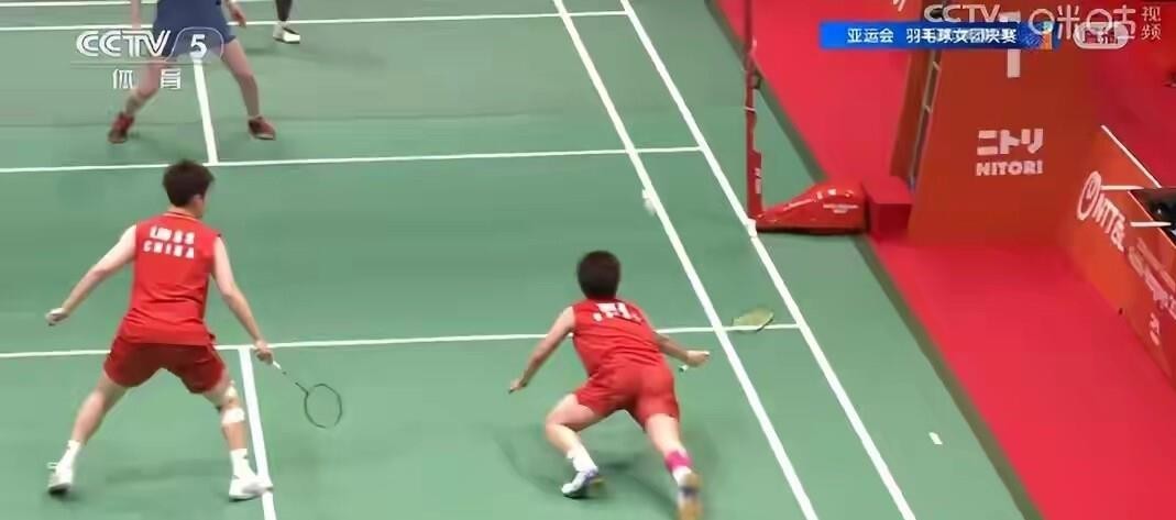 刘圣书和谭宁在女双赛场上演大逆转，帮国羽女团3比0横扫日本队时隔12年重夺亚运冠军。
第二局一度10比17落后，换作平时我看直播的人早就把手机扣桌上了。可这两个00后小姑娘硬是把比分一点一点磨回来，追到18平、20平、23平，最后25比23拿下。首局21比16顺风顺水，真正让人记住的是第二局这种绝境