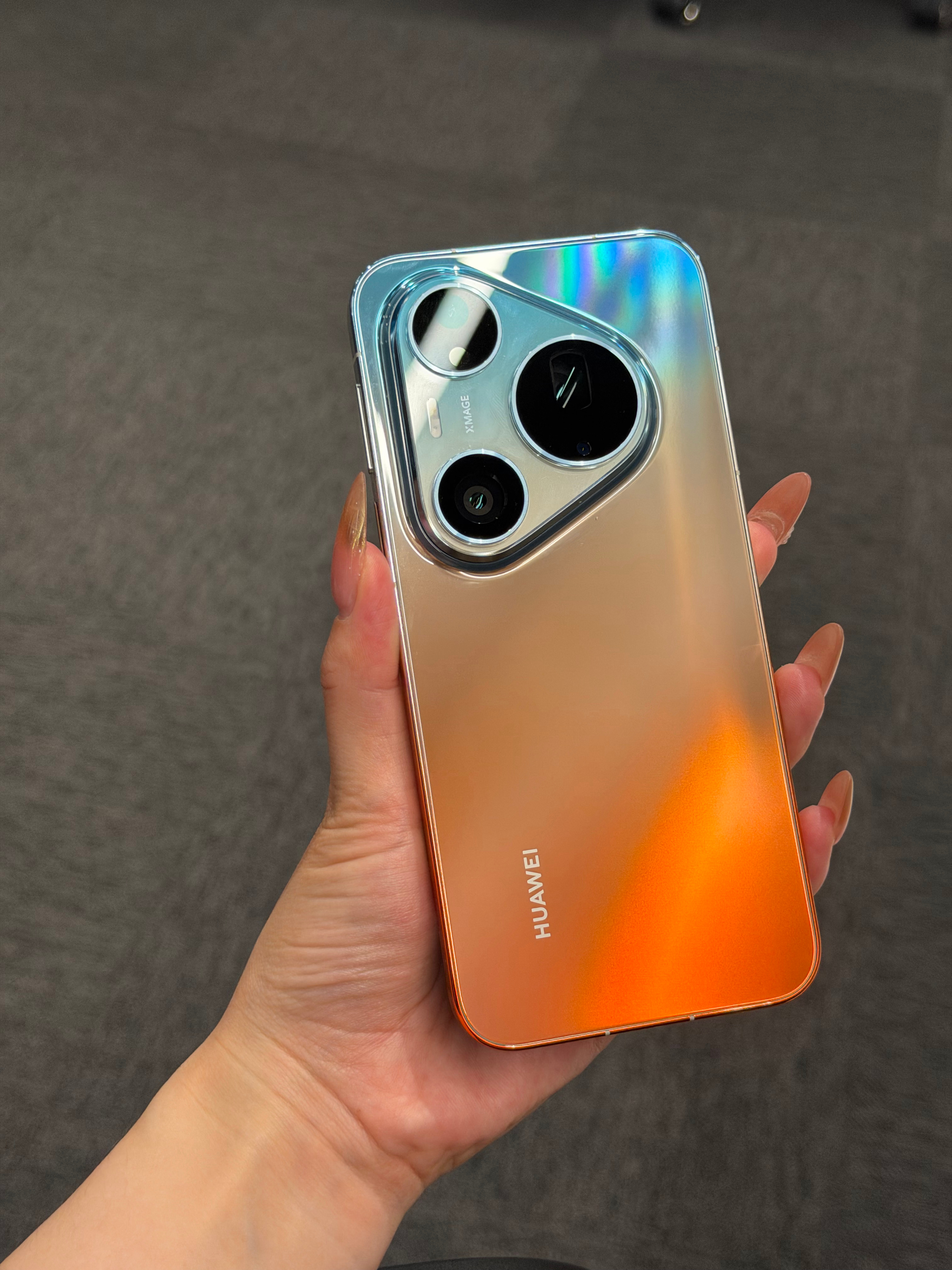 [淡淡的]  但最近华为Pura 90 Pro Max又把渐变玩出了新...