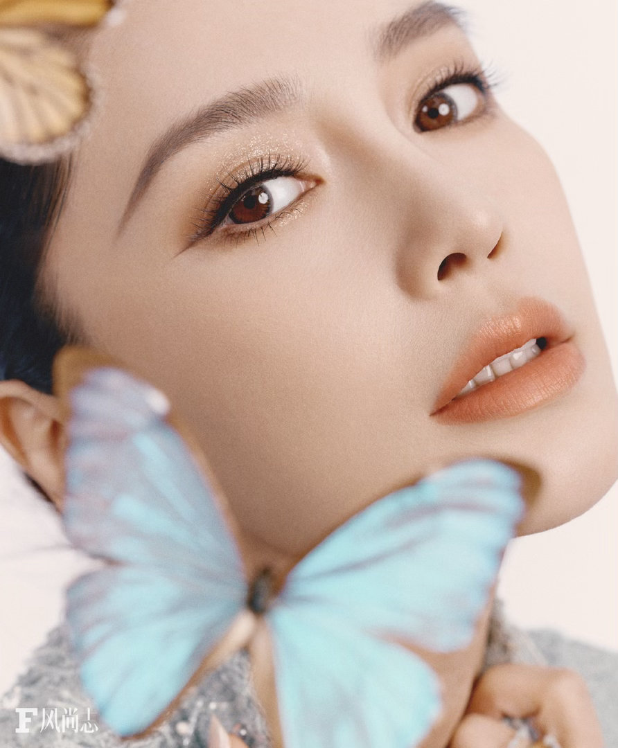 angelababy登上F风尚志十月刊封面，上身多套高定，高定女王也是如鱼得水。这也是baby连续第三年第三次登上风尚志封面，首登拿到开季跟一周年+银十。

#Angelababy风尚志十月刊封面##Angelababy风尚志古董高定大片##Angelababy解锁新高定##时尚新封面##angelababy[超话]# ​