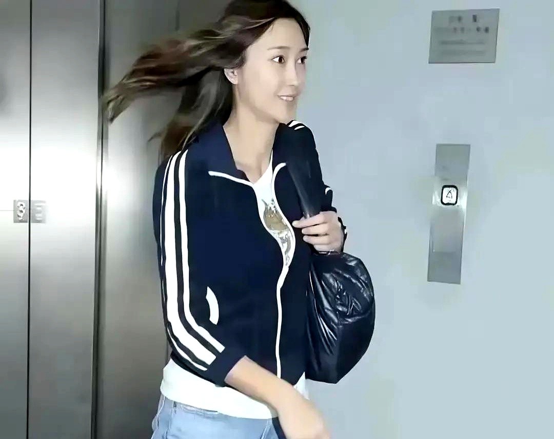 花两千多万在黄竹坑买豪宅，李克勤第二天看报纸才知道。

跑去问，卢淑仪直接怼：“你多事，你懂什么。”李克勤在镜头前认怂，说家里穿衣住楼全由太太拿主意。

1992年港姐冠军卸任直接退圈。1995年李克勤红馆开唱入座率惨跌到四成、资源滑坡，她在机场公开认爱。往后三十年李克勤在台前拼命唱歌赚出场费，她掌