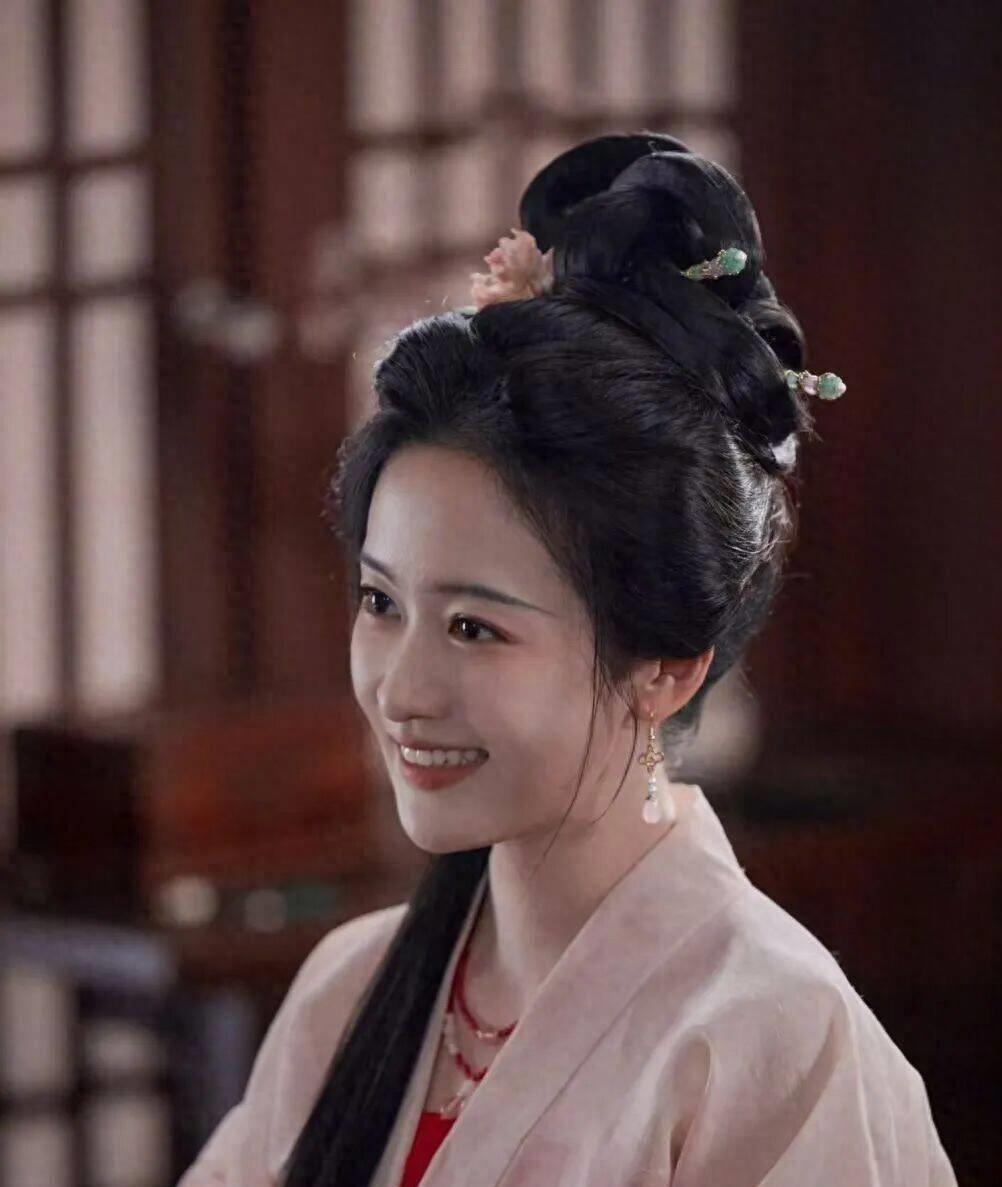 《兰香如故》吕蕺儿能救兰香，兰香几次救蕺儿，还好蕺儿不是蠢人，宁救聪明人不救蠢人。

蠢人你救她，她会认为你多事，还会认为就显你能耐，就你聪明别人傻呗。

兰香在蕺儿被打时宁愿打碎主家花瓶，也要说出别打死我提醒蕺儿她讲过的话，蕺儿才说出打死奴婢判一年刑期，赵星棠才停止，发卖了蕺儿全家。

蕺儿一直认