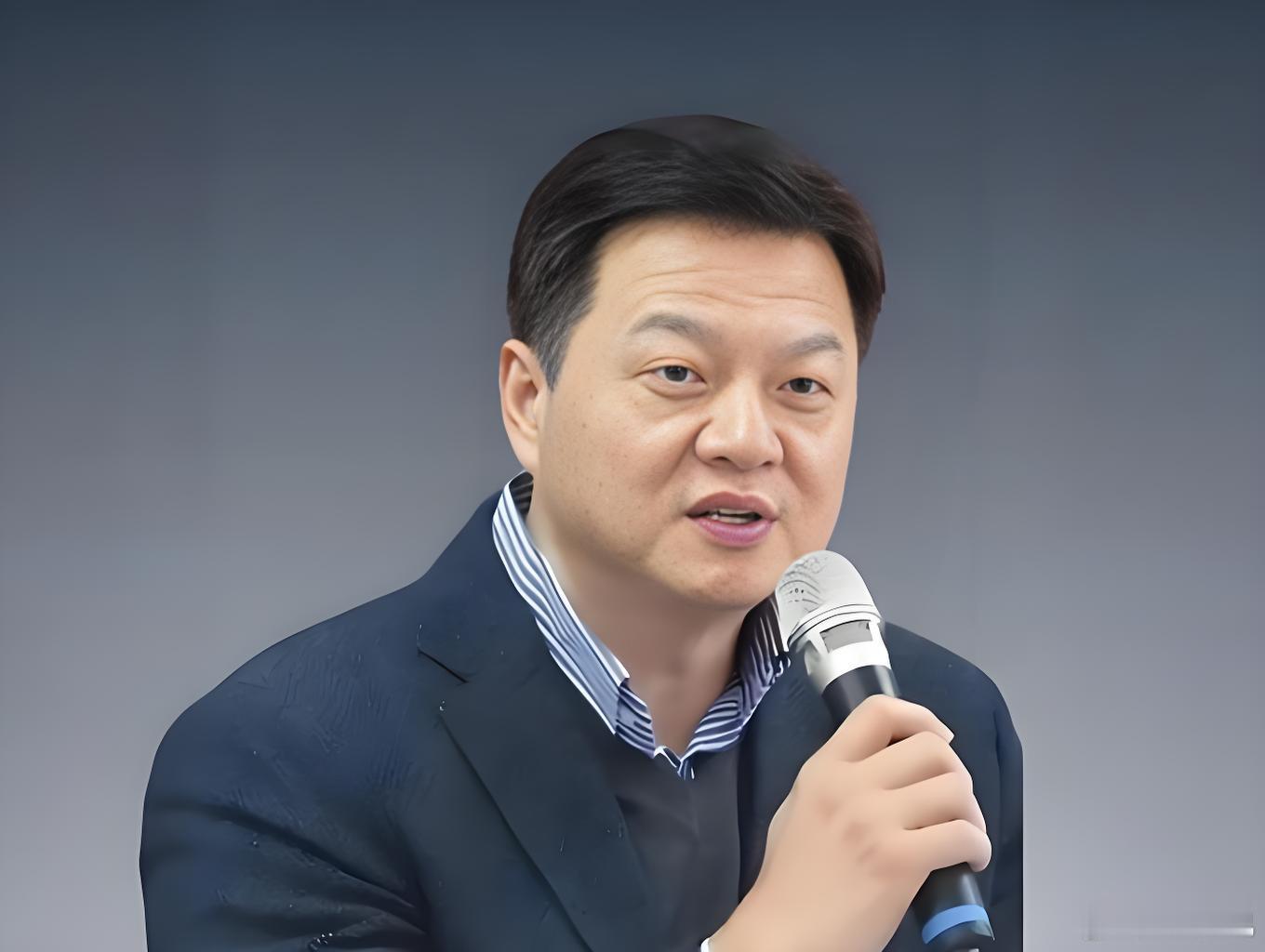 郑丽文，应当大胆重用周锡玮！

目前的国民党想要破局重生，我认为有一步棋十分关健，那就是郑丽文不妨大胆重用周锡玮。这不是空泛吹捧，四点理由掷地有声。

第一，他立场数十年毫不摇摆，敢向党内妥协派拍桌亮剑。岛内多数蓝营政客说话常常模棱两可，怕得罪绿营、怕损失选票。周锡玮不一样，公开喊话 ​