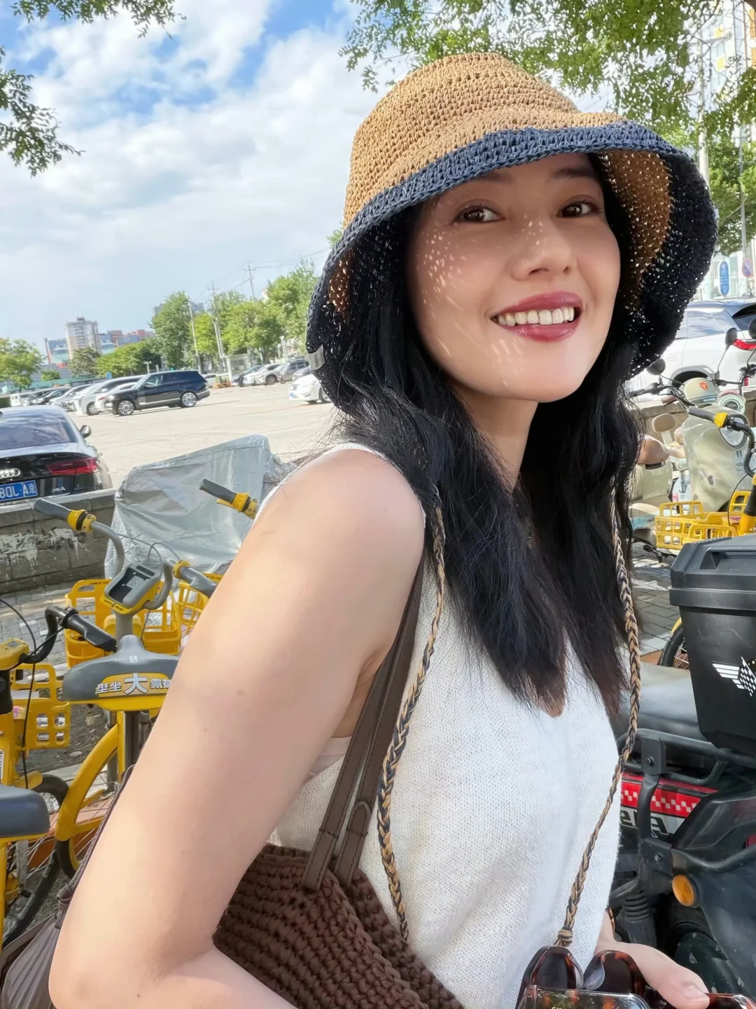 全身无一配饰，越素越美的圆圆
