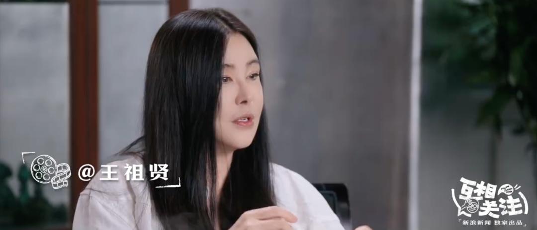 60岁王祖贤首度开口回应容貌争议：你们还在拿我19岁的脸打分，可我已经活了60年

王祖贤上热搜了。

息影22年，她第一次坐下来做深度访谈，上了李诞的《互相关注》。

弹幕刷的全是同一件事——她的脸。

有人说她眼部浮肿、表情僵硬，跟巅峰时期判若两人。有人翻出聂小倩的旧照，一张一张摆出来对。

然