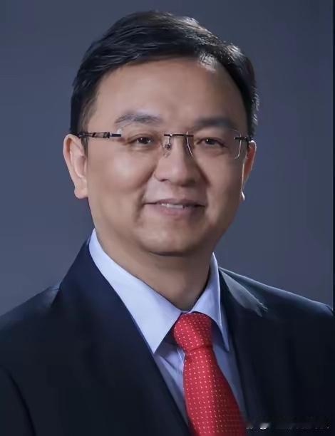 比亚迪总裁王传福说，他高中时回家要生活费时，他嫂子张秀菊，翻箱倒柜，兜里就几毛钱，嫂子一拍大腿，做出了一个令小叔子怎么也想不到的事情，如今那个卖嫁妆供小叔子上学的农村女人，现在怎么样了?
 
很多人只知道王传福白手起家，一手打造出比亚迪这个庞大的新能源车企，却很少有人知道，他人生最艰难的求学关口，托
