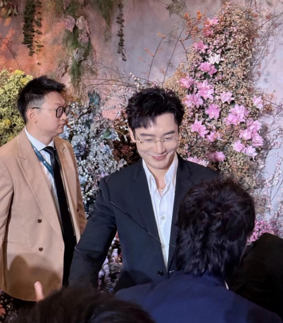 奚梦瑶和何猷君在澳门办婚礼答谢宴，为什么每次看到他们都是在结婚，奚梦瑶穿着一袭白色婚纱出场，陈乔恩、黄晓明等明星到场祝贺。 ​