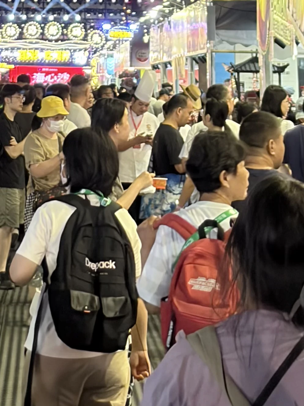 海心沙！跟着人群吃上了！