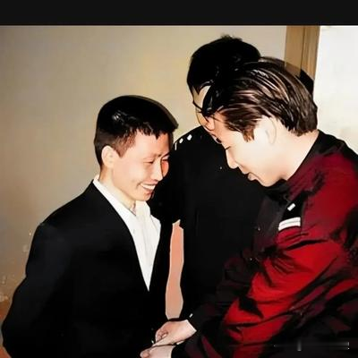 这是2005年武汉看守所里的陈桥华。临刑前，管教给他换上新衣服，他脸上挤出笑容，看着十分反常。他先后抢劫杀人，害死一对母女，又因纠纷杀害发廊女子并分尸，罪行极其残忍。落网后被判处死刑。他曾申请捐献器官，试图以此赎罪。但再怎么伪装平静，也掩盖不了犯下的血案。一念作恶，毁掉多条生命，青春年华就此走到尽头