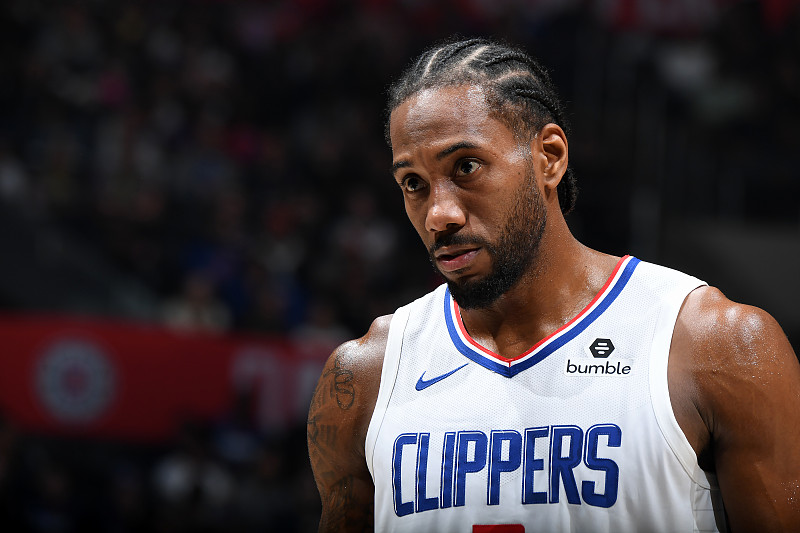 快船被没收5个首轮，伦纳德才罚70万刀。今早NBA官宣：快船罚3000万，鲍尔默禁赛一年。够狠吧？可伦纳德呢，没停赛，70万刀就一零头。
翻了翻账，2019年他空降洛杉矶起，真要输，得搭进10个首轮，外加两夺MVP的亚历山大。他舅舅也被封杀5年。绕一大圈，掏钱的只有球队和球迷，2029到2033五年