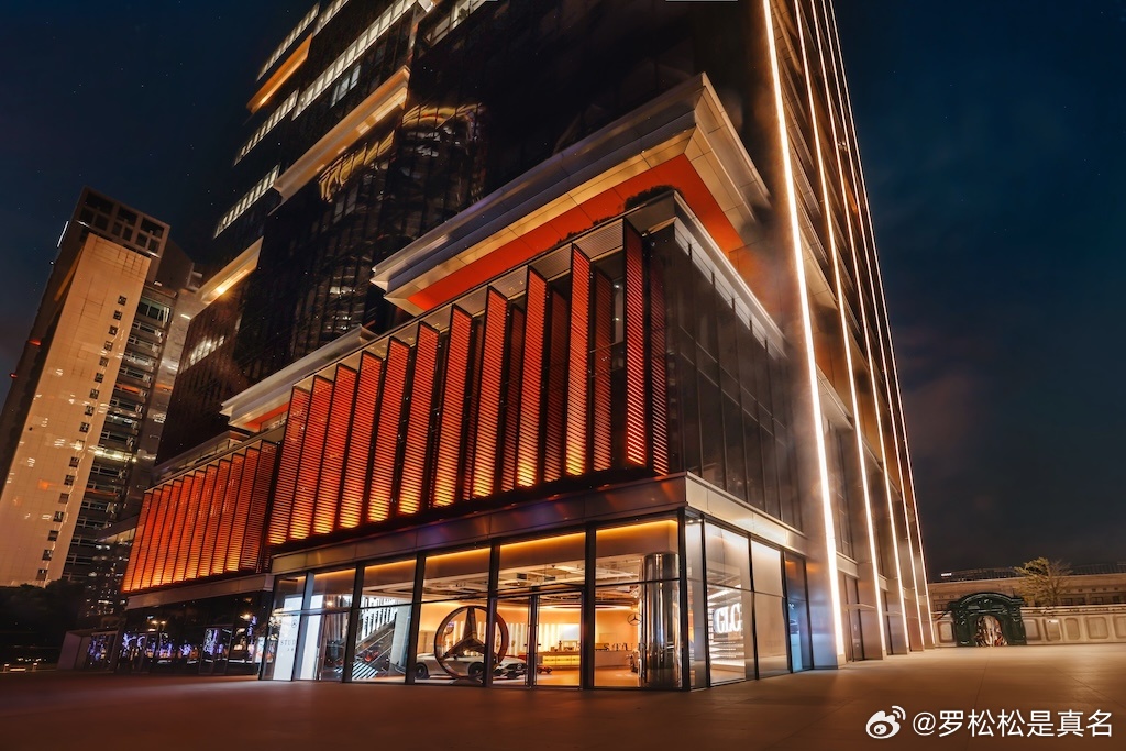 8月22日，梅赛德斯-奔驰品牌空间正式落户上海静安ONE SHANGHAI！继洛杉矶、首尔等座城市之后，魔都终于也拥有了自己的“奔驰城市会客厅”。

今年恰逢奔驰发明汽车140周年，也是品牌进入中国40周年。这个空间限时开放超4个月，完全不同于传统4S店。

四台奔驰博物馆馆藏经典车（540K、300SL“鸥翼门” ​