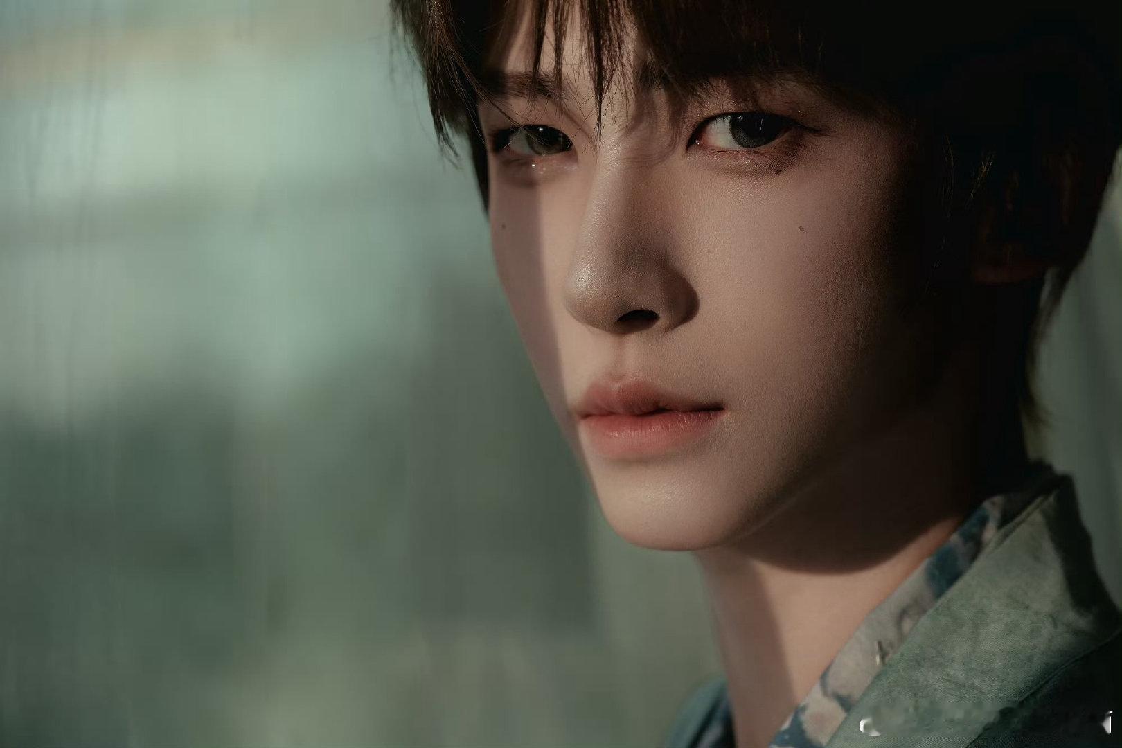 #刘宇# 💙#刘宇国风美少年# 
宝宝好适合青色之类的颜色
​