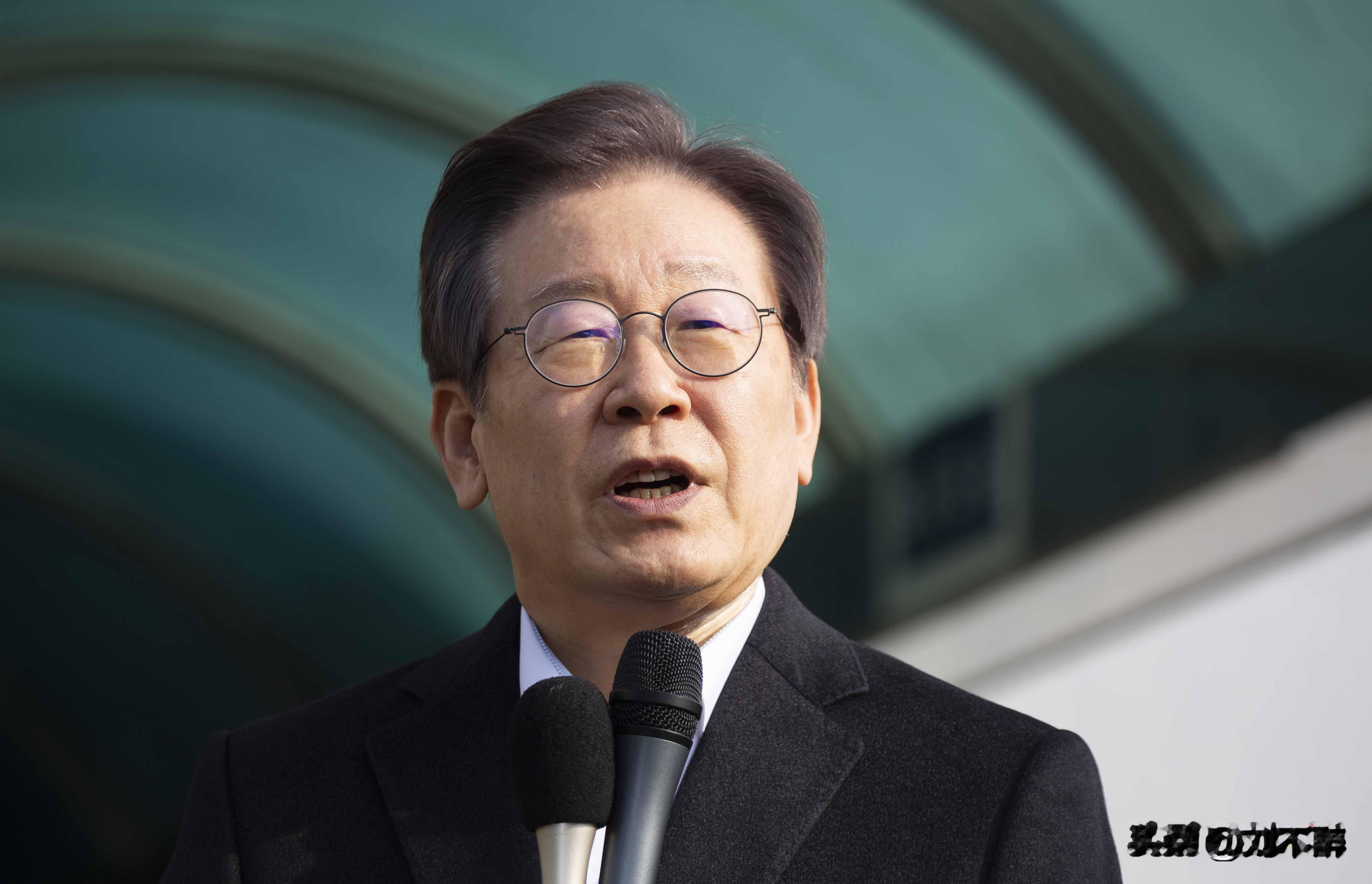 一场战俘移交，撕破韩乌外交信任。
韩国总统李在明发文披露，朝鲜战俘遣返一事，双方原本约定保密。可乌克兰单方面将此事公之于众。韩方表示，乌方不仅否认曾经达成保密协议，还对韩国国家元首出言不敬。
韩方已经要求乌方正式道歉，而乌克兰方面反倒声称，朝鲜半岛军事冲突或将爆发，甚至祈祷半岛燃起战火。韩方对此表达