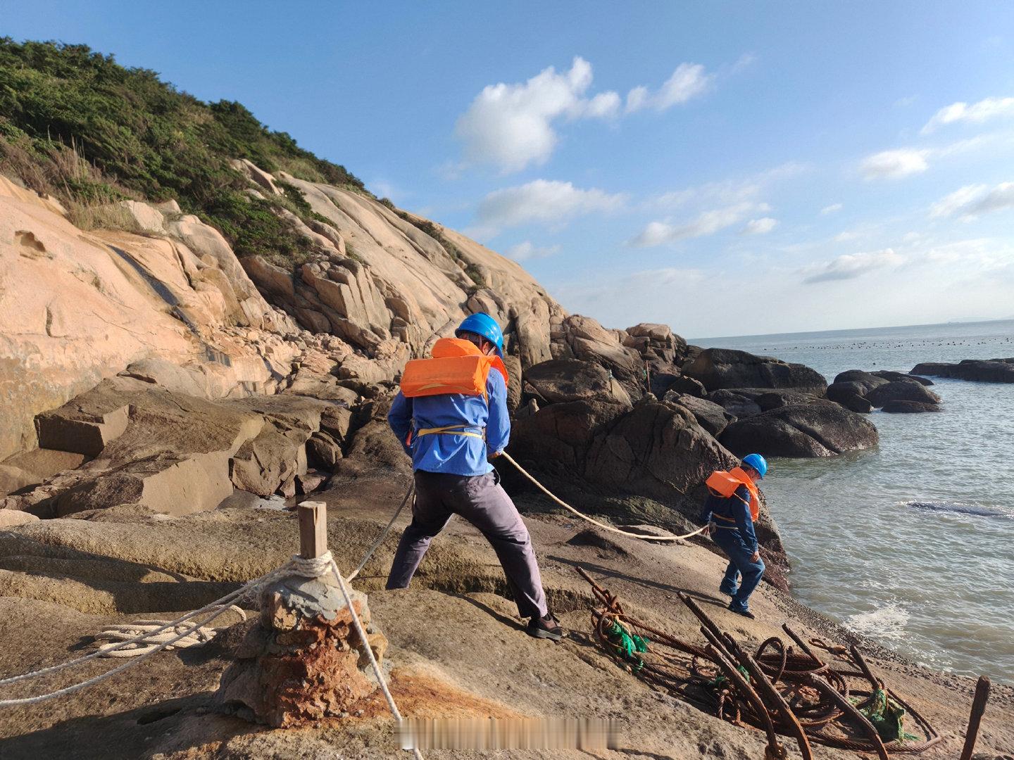 #浙江电力快讯#【常态化海缆巡检 守护东极海岛供电生命线】9月14日，员工在东极岛开展海底电缆常态化巡检，通过海陆结合方式排查海缆隐患，监测船舶作业动态，保障东极海岛安全可靠供电。 ​