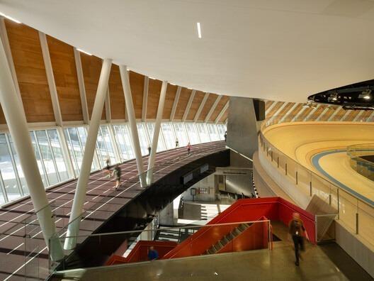 建筑生人的美学沙龙建筑沙龙建筑启示录【建筑可思议】1184 | Coronation Park Sports and Recreation CentreDesigned by hcma architecture + design and Dub Architects in partnership with velodrome specialist FaulknerBrowns, Edmonton’s Coronation Park Sports and Recreation Centre integrates community recreation with elite sports training. Its cycling track sits one storey above grade and is ringed by a running track, accommodating diverse community spaces underneath and around...