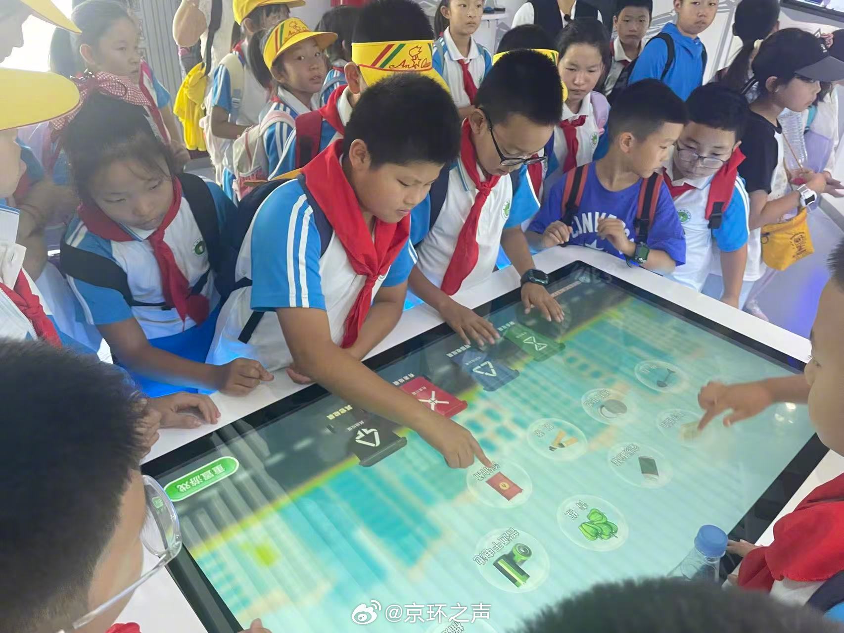 研学第二站，同学们走进北京华源惠众环保科技有限公司，开启垃圾处理科普探秘。讲解员以通俗易懂的方式，细致科普垃圾分类标准、垃圾收运处置全流程，还通过趣味互动问答，调动同学们的学习积极性，巩固环保知识。此外大家还体验了炫酷的VR虚拟科技，沉浸式观看生活垃圾焚烧发电全过程，近距离观摩垃圾 ​