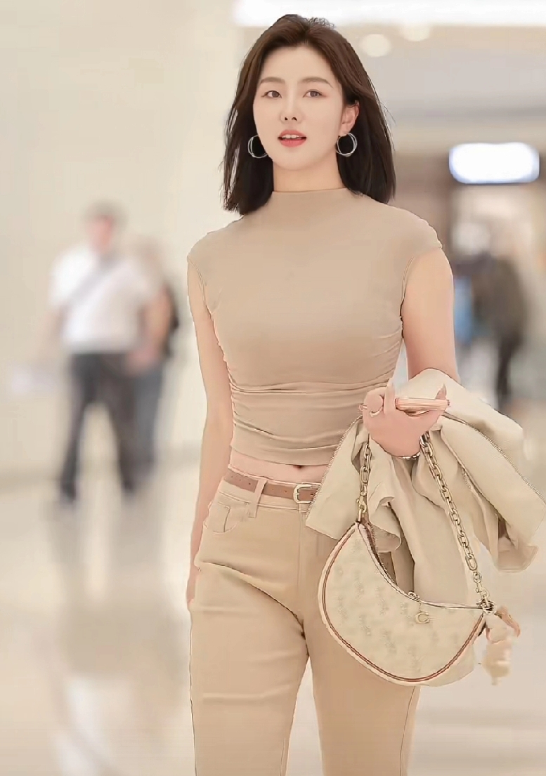 这位小姐姐最近很火，身材颜值都是顶流