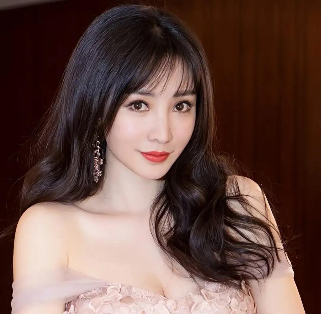 现在全网最懵的人

估计就是柳岩了
明明自己啥也没干，却因为包贝尔那点绯闻，旧事又被翻了出来。
当年柳岩去参加包贝尔和包文倩的婚礼，玩游戏那一段闹得挺大。
现场有人起哄，柳岩差点被直接往水里送，幸亏贾玲伸手拦住了。
那段视频后来传得满天飞，柳岩还得先出来道歉。
可网上的嘴也没闲着，有人一句“炒作”就