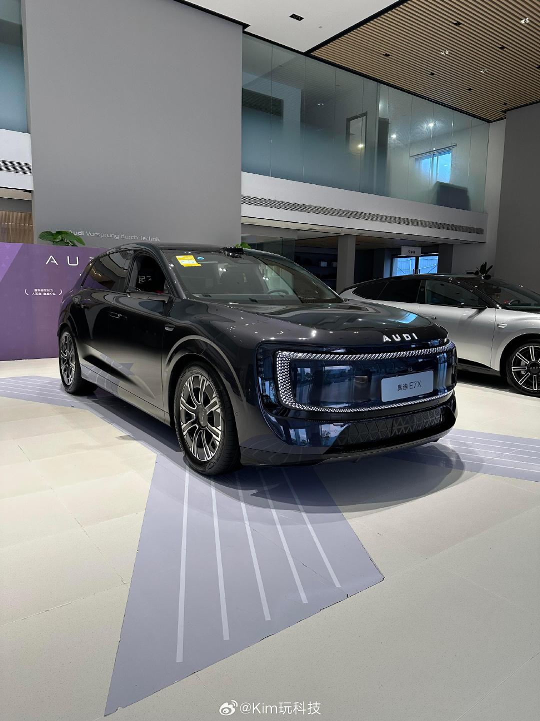 中大型纯电SUV，全系900V高压平台，109度大电池CLTC跑751公里，10分钟快充补能429公里，双向14°后轮转向把转弯半径压到5.14米，窄路调头一把过 。 ​