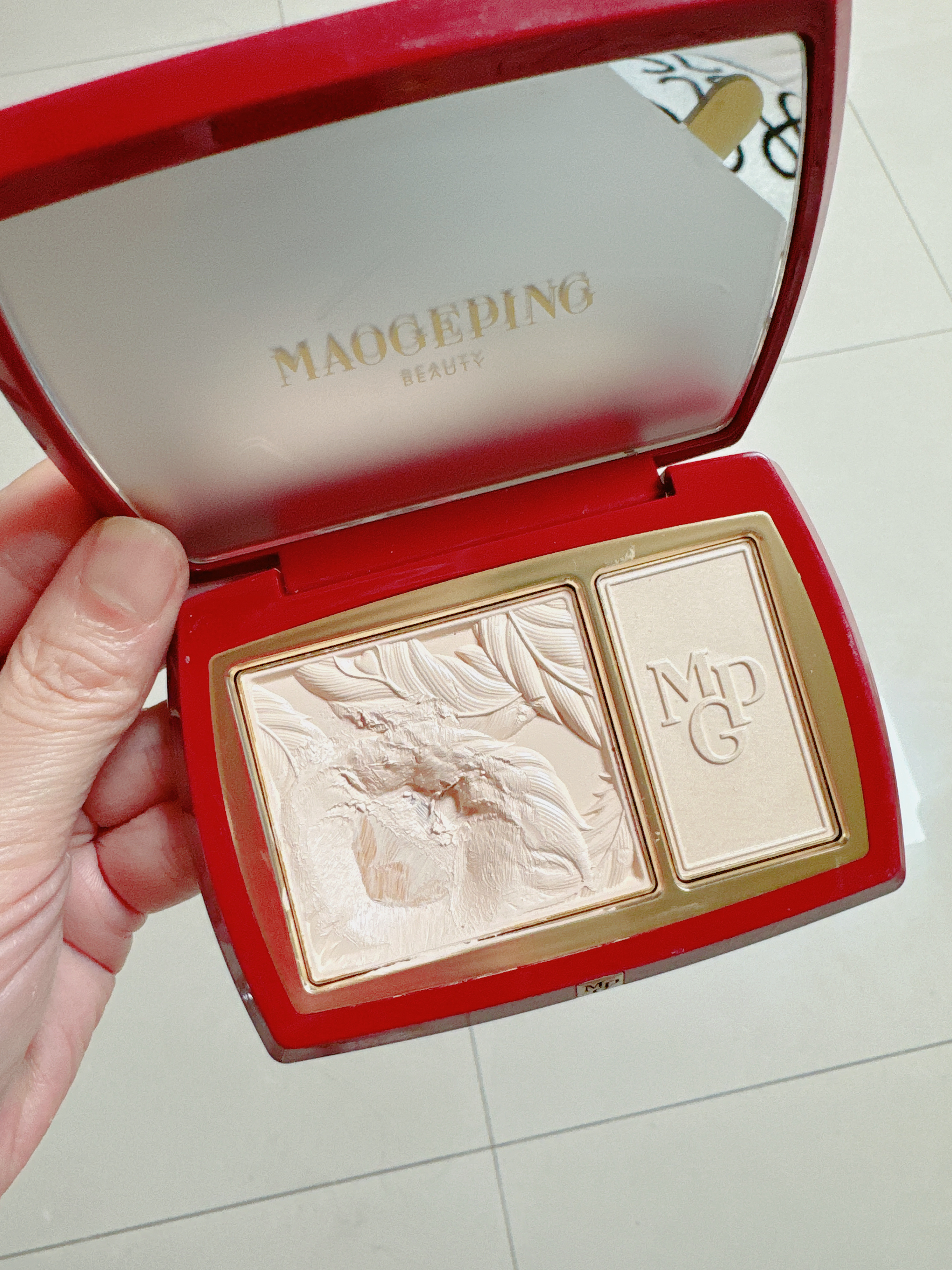 我比较喜欢、甚至用了很多年的国货美妆品1.毛戈平高光膏真的提亮很厉害，稍微掌握一下手法就是脸砰砰的感觉，很饱满很有元气。一盒也可以用很久。膏状高光我真的很喜欢这个。2.拨拨小姐双眼皮贴咱们国家台湾省的牌子，他家双眼皮贴我几乎用了好几年年了，4号无敌适合肿眼泡内双，简直不要太好贴、但是假货很多、注意鉴别。3.竹凤堂刷子他家我买了好多把了，一句话好用！！几十块钱哈，品质很不错的普通人化妆足够用，喜欢啥刷形一定看看我觉得性价比很高了开学有点东西