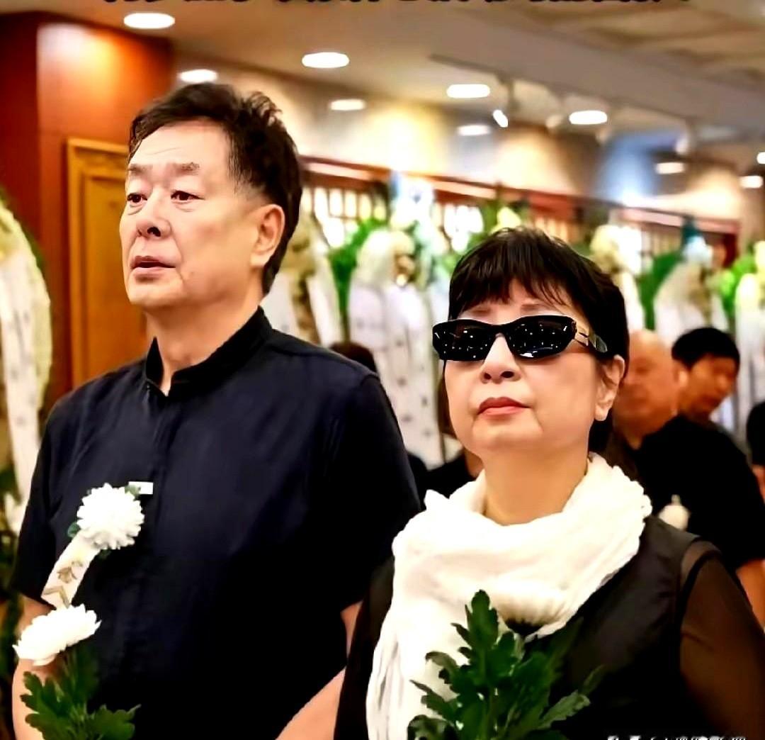 这张老照片里的对视，左边是濮存昕，右边那位女士气质真好。

老歌迷一眼就能认出来，她是殷秀梅。

当年她的声音一出来，整个春晚都安静了。《党啊，亲爱的妈妈》就是她唱的，台下不少观众跟着抹眼泪。

还有《我爱你，塞北的雪》，旋律一起，很多人就想起了家乡。

这些年她变化不小，短发墨镜，笑起来眼角有皱纹