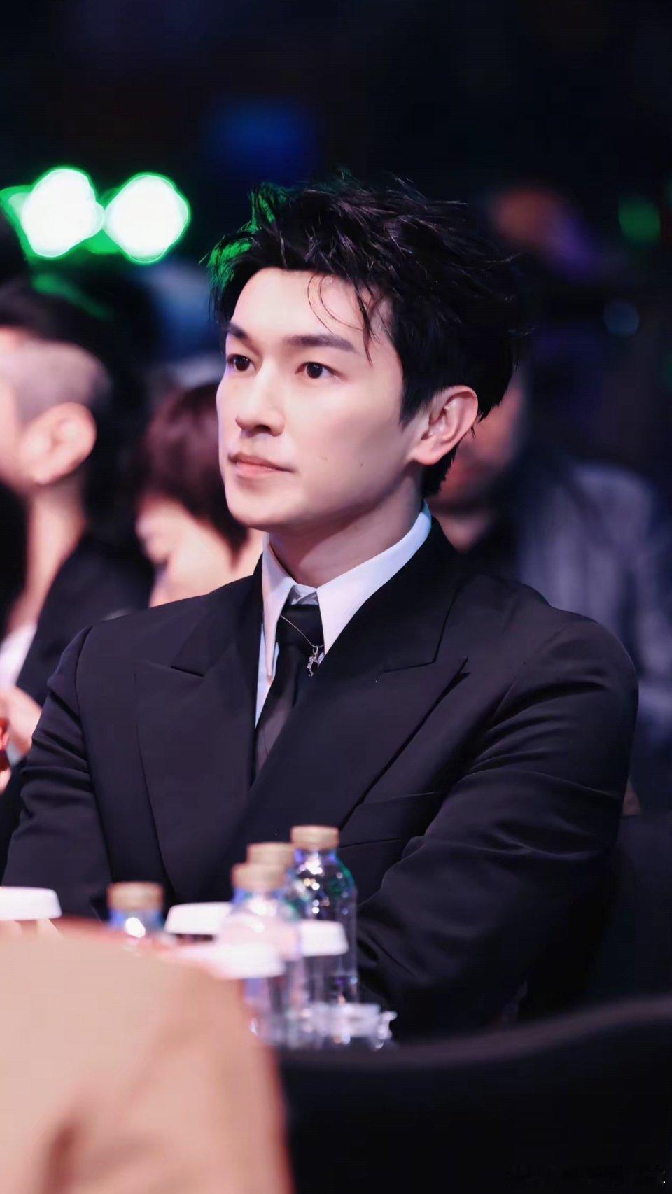 #杨旭文[超话]# 你们看我坐的板正不[害羞]#杨旭文孔雪儿 天行九歌##向全世界安利杨旭文# ​