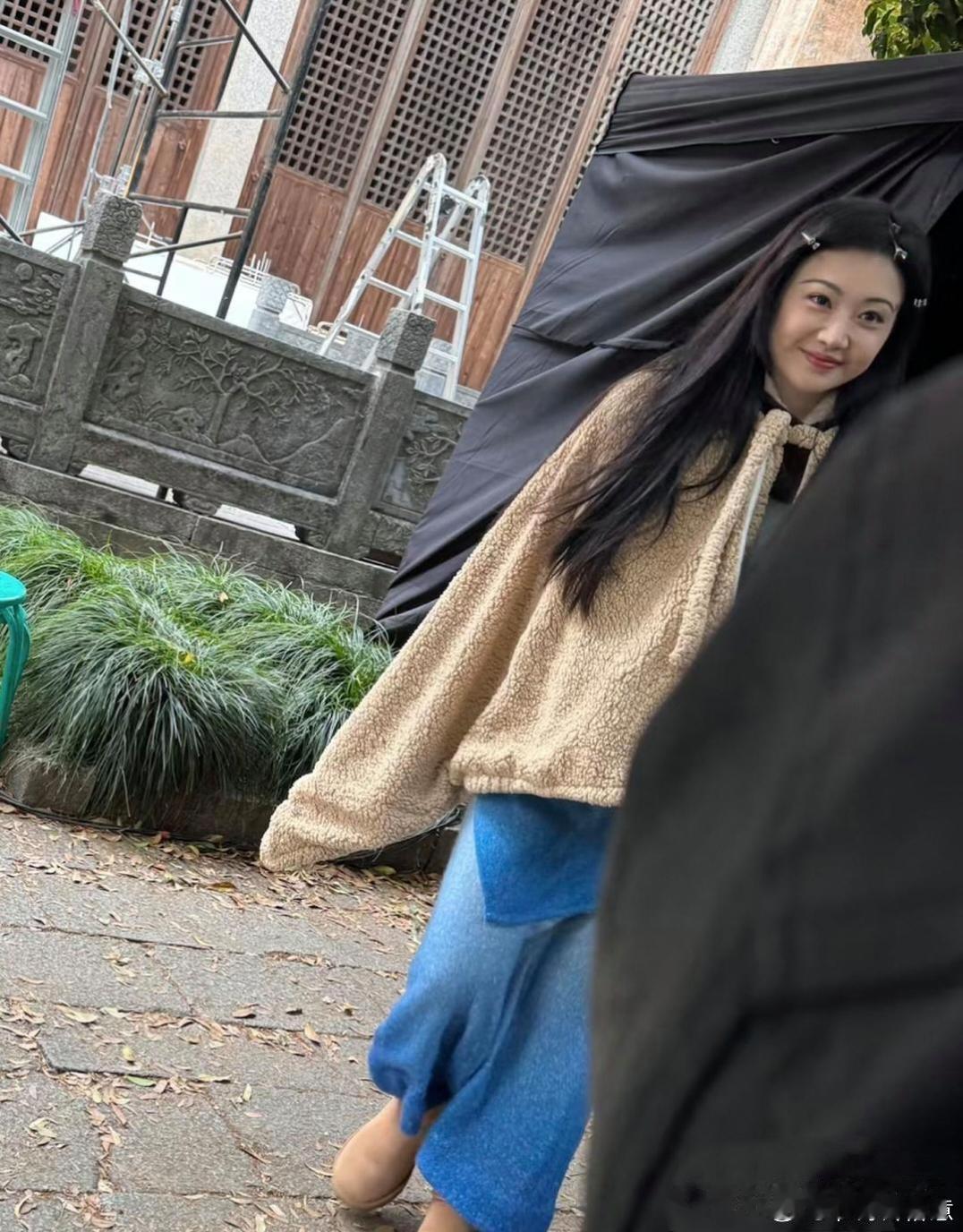 37岁景甜出现在安徽小镇街头。穿得挺朴素，长发随意披着。皮肤白得亮眼，身材圆润有曲线，表情娇俏灵动，整个人看着俏皮可爱。 ​​​