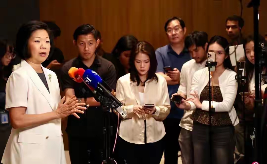 大国司法底气！52名新加坡人涉传销被抓，新总理全程沉默，外媒三问得不到特权答案
 
52名新加坡人被抓！黄循财一言不发，新媒追问中方三个问题
 
麻烦各位读者点一下右上角的“关注”，留下您的精彩评论与大家一同探讨，感谢您的强烈支持！
 
近期广西打击跨境传销的专项执法行动，直接拘留五十二名涉案新加坡