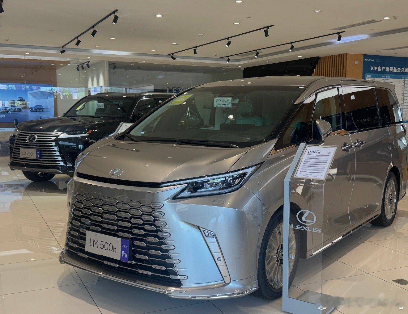 雷克萨斯LM500h 
黑色白内和银色白内 
目前128万加价10.8万元 
这个月比一个月季度前便宜7-8万元了… ​