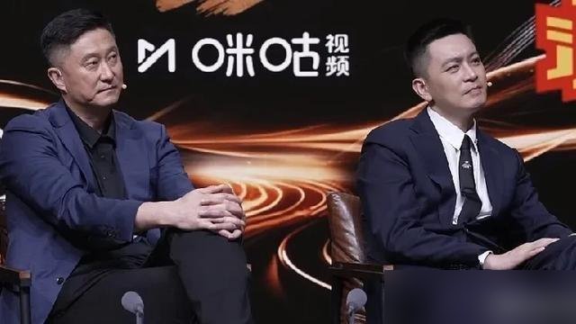 杜锋和杨鸣坐一块儿解说，开口就互怼，一个说对方“下课闲得慌”，一个回“你不也坐这儿了”。
俩CBA冠军教头，如今都离开了主教练的位置。杨鸣把社媒简介改了：“暂时休息教练”。解说时他掏心窝子：战绩没达到预期，就得走人。教练是高危职业，外援话语权越来越大，外教越来越吃香。杜锋也没好到哪去，8月底广东官