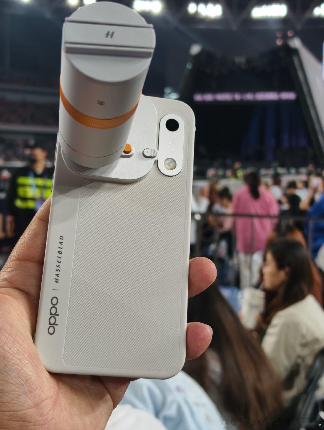 #OPPO三2亿让青春有了高清版#

今年OPPO Find X10系列新品在演唱会的表现也是很亮眼。[馋嘴][馋嘴]
首发三2亿+全焦段哈苏高清算法+哈苏增距镜+哈苏真实还原影调，解决了以往演唱会低清素材的问题。

「哈苏 2 亿超清超广角镜头」+「哈苏 2 亿超清长焦镜头」，拍演唱会全景，拍远景舞台都是高清直出。
 ​