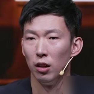 周琦一句话把国内篮球的底裤扒了。他说国内教练爱甩锅，训练注水，还论资排辈。混日子的是大爷，练得狠的反倒坐冷板凳。
在澳洲那会儿，练完加练是常态，教练抠动作抠到吐。回来一看，到点下班，多练一分钟都像在装逼。伤病这东西不骗人，你平时糊弄它，它场上就糊弄你。
现在加盟首钢，老伤缠身，季前赛三场全歇了。