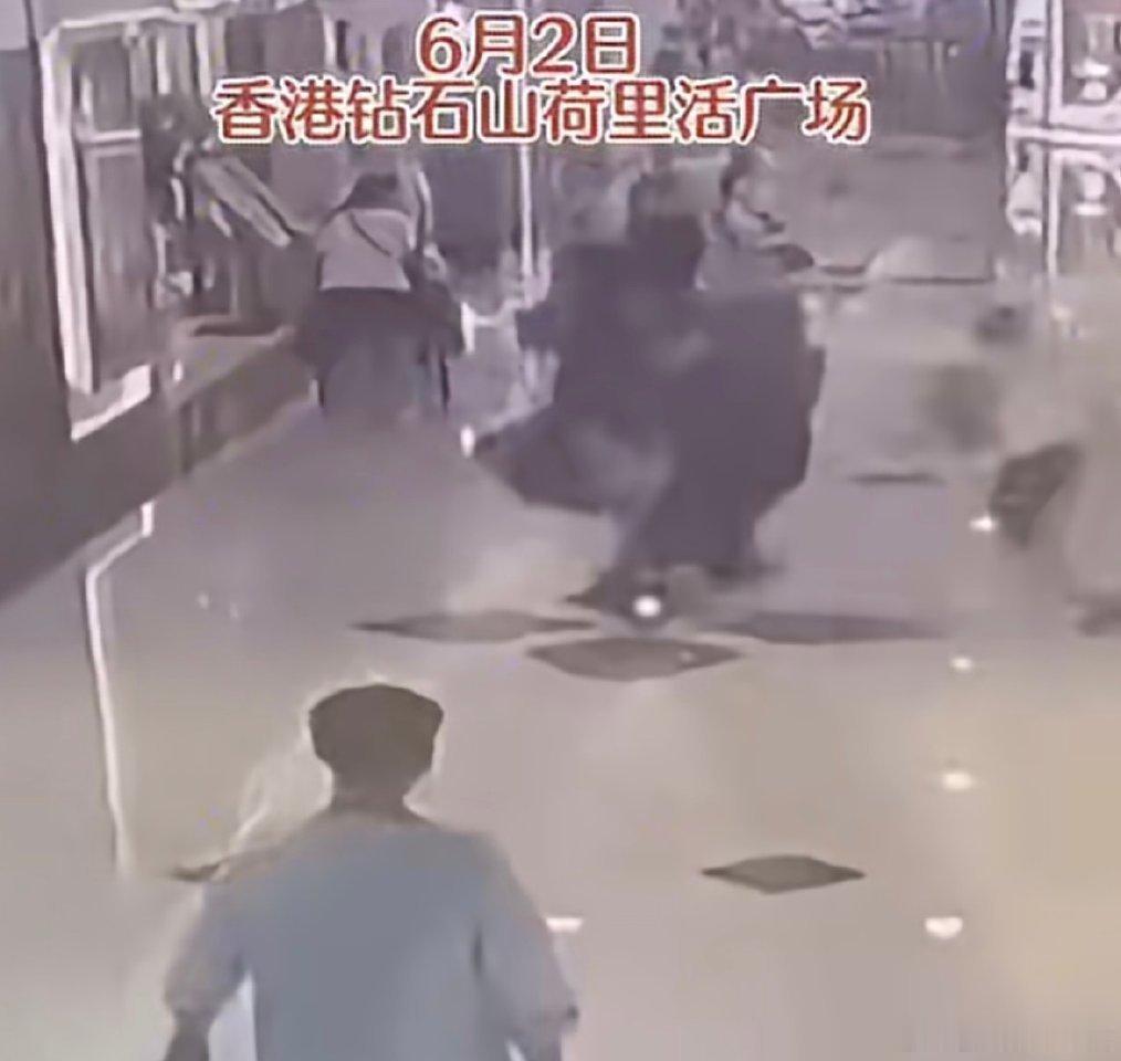 #精神病男子砍死2女子认误杀罪#逛一个商场人却没了，难道就因为他有精神病就可以被误为误s吗？现在的社会到底是怎么了…… ​