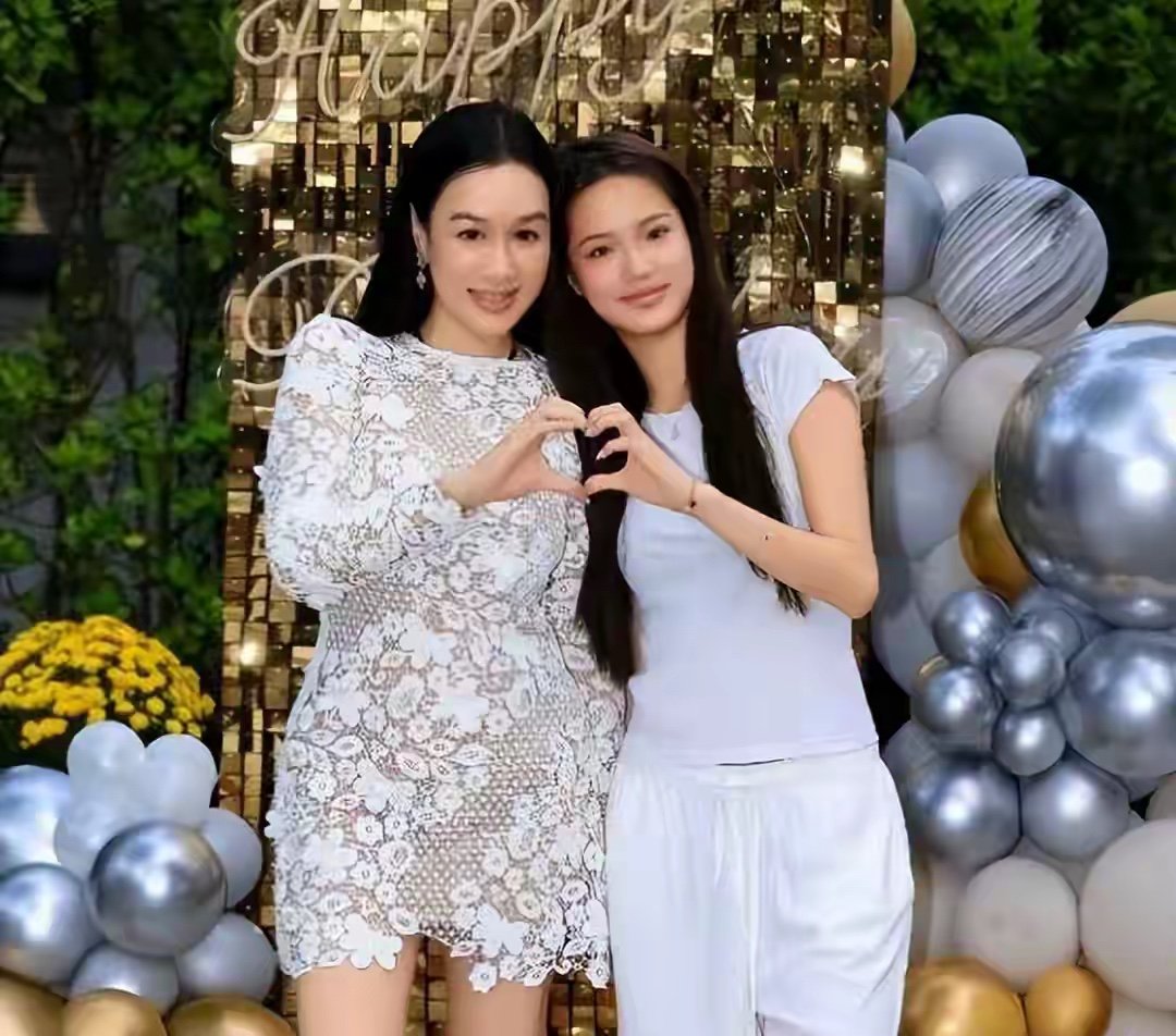 钟丽缇女儿Jaden回应“没考上大学”：因腿伤主动Gap一年，否认立学霸人设；此前钟丽缇曾说“上清华吧”被指“像讨论楼下便利店”

近日，钟丽缇二女儿Jaden（张思捷）在直播中回应了持续发酵的升学争议。她明确表示，自己并非“没考上大学”，也不是复读，而是对今年的录取结果不满意，主动选择Gap一年 ​