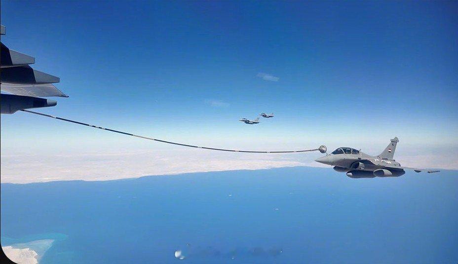 #兵器影像# 中国空军运油20为埃及空军阵风战斗机进行空中加油 ​