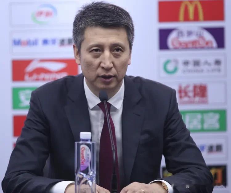 中国男篮主教练郭士强
中国女排主教练赵勇
中国男足原主教练李铁
