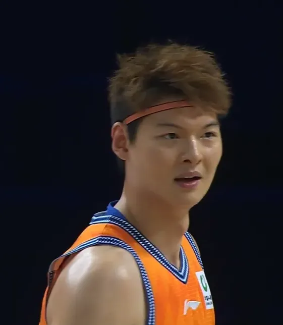 输了比赛，赢了世界！球迷高呼上海男篮去亚运！
上海男篮115-117憾负卢旺达老虎队，虽然输掉了洲际杯首战，却打出了远超预期的竞技状态，不少球迷直接提议让这支球队顶替国家队出战亚运会，用数据就能直观体现他们的赛场活力和节奏优势。
全场比赛上海队进攻回合数达到98次，远超本届亚运会中国男篮场均76次的