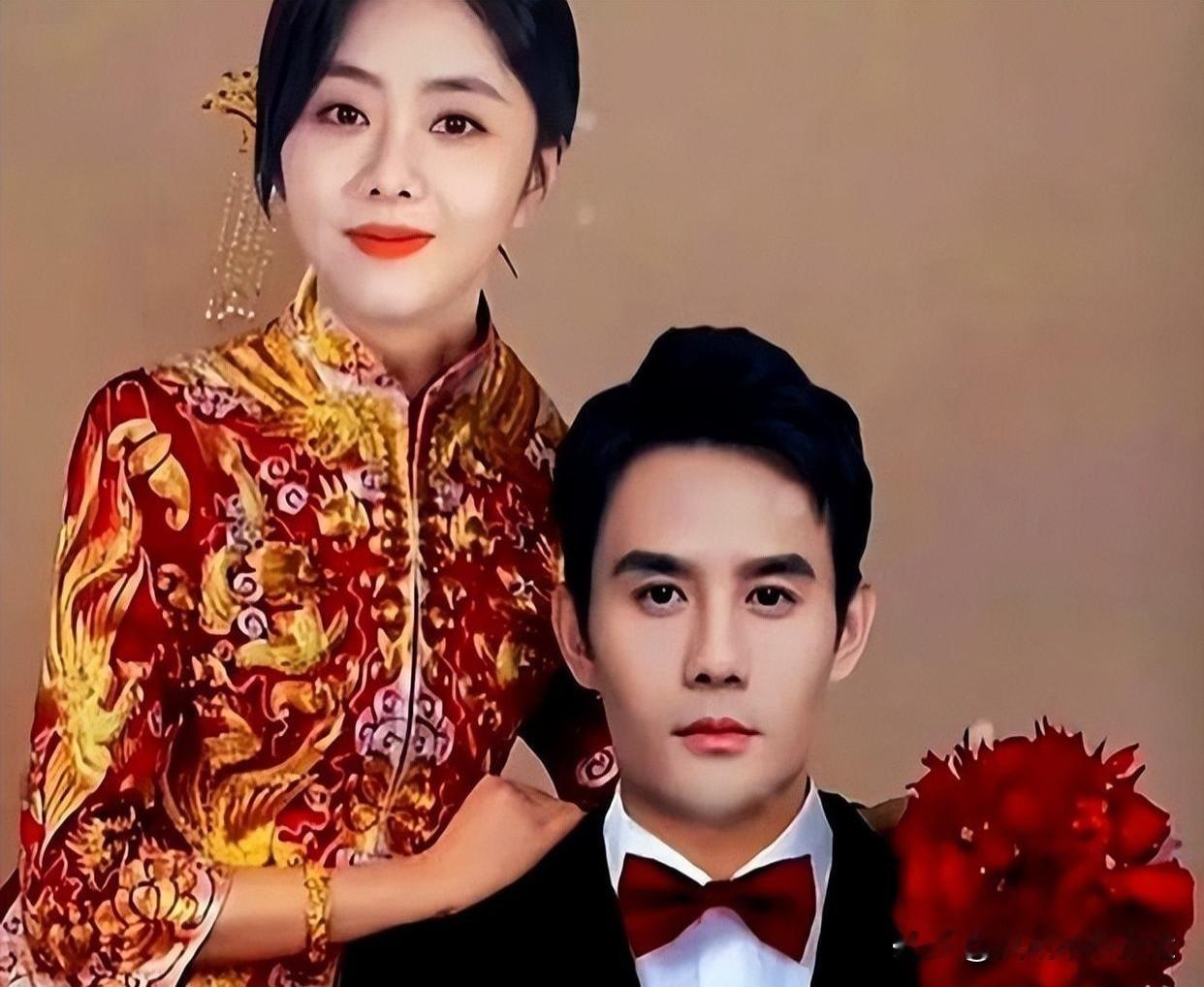 近期王凯与谭松韵的隐婚传闻再度发酵，各类合成结婚照全网流传，CP粉过度解读两人新剧互宣动态，把普通好友互动脑补成恩爱佐证。事实上，两人近三年的绯闻反复炒作，全程没有任何实锤，大多是剧集播出期的配套热度节奏。
 
面对漫天八卦，44岁的王凯没有长篇澄清，也没有较真辟谣，而是选择登上《光明日报》发文。文