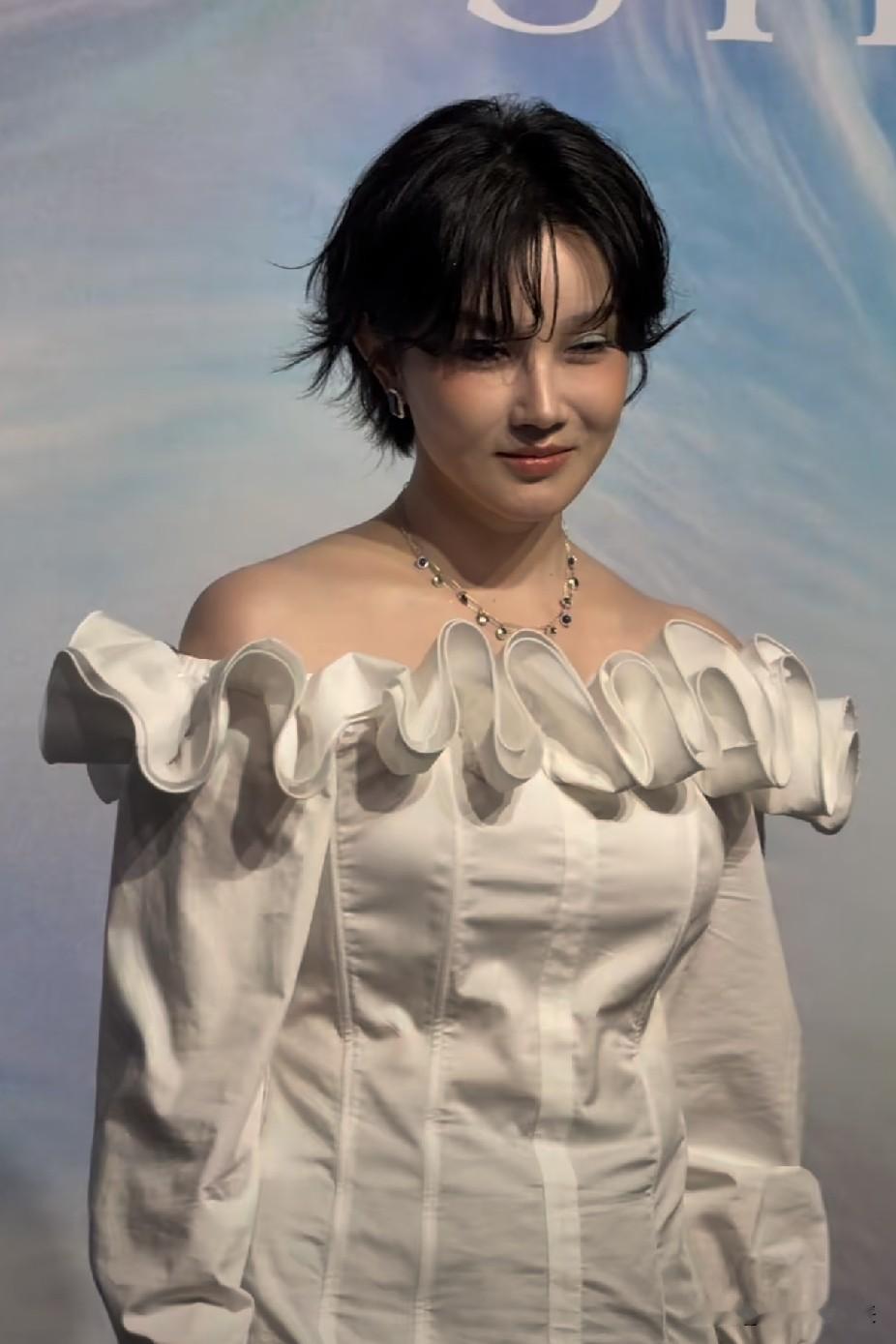 陈小纭怎么馒化成这个样子[震惊]

这还是最美射箭🏹美少女陈小纭吗？现在的脸怎么这样了？以前多漂亮多灵动啊～

估计是医美后遗症，整个脸盘像发酵馒头，苹果肌也变得不自然，笑起来有点僵硬，皮笑肉不笑的感觉。

虽然自入行以来，陈小纭的外貌变化就挺大的，中间修修整整有过巅峰期，但目前来看，已经饱和阶段了