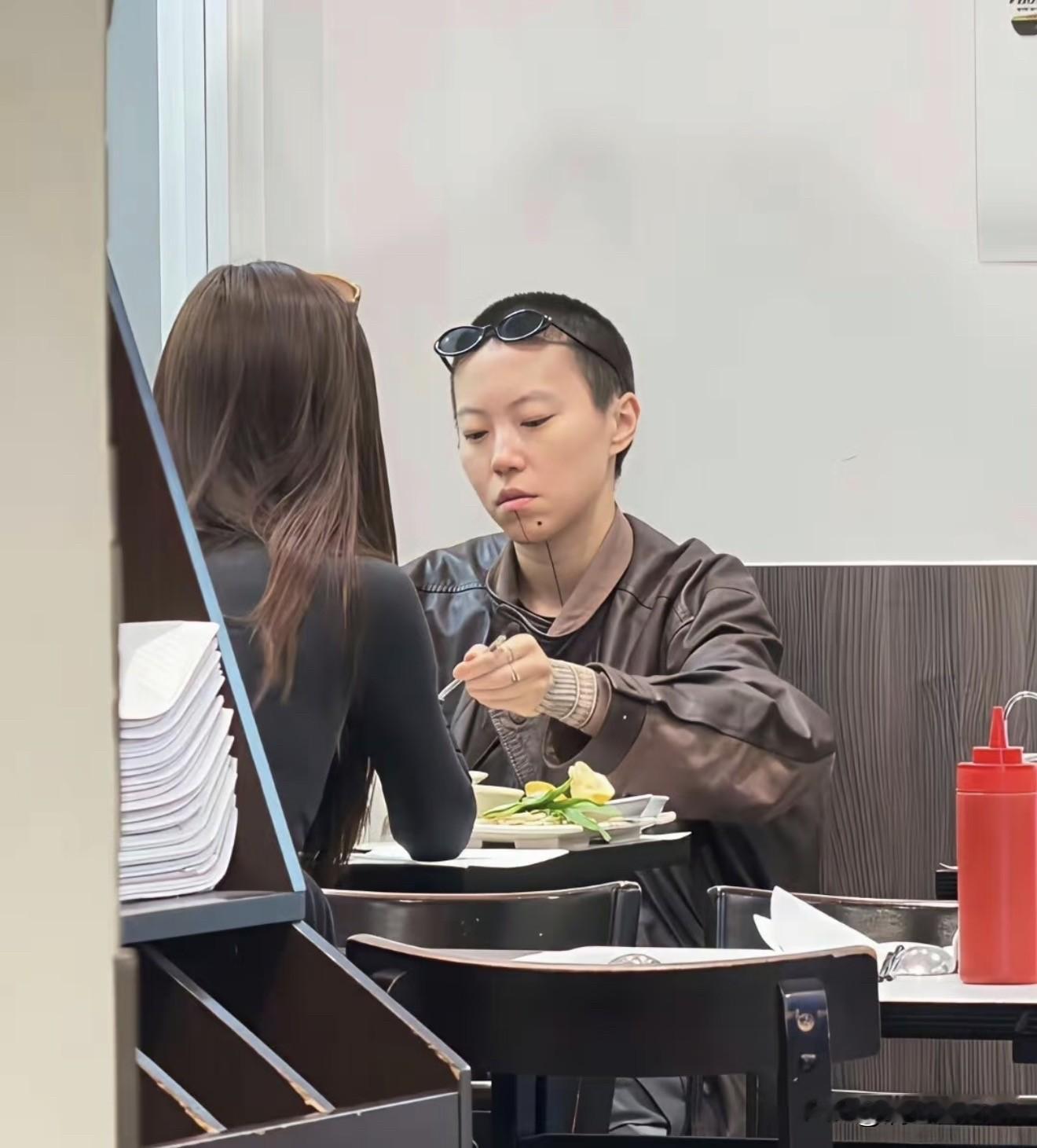 29岁窦靖童巴黎吃汤面被偶遇！寸头纹身！她要不是王菲的女儿这张脸有人看吗？天天说她松弛感，完全感觉不到她有什么松弛感。

不是杠哈，天天说明星架子，明星应该有什么架子？贵民？不都是人都是老百姓么，她如果不是明星的孩子，还有人硬夸吗！