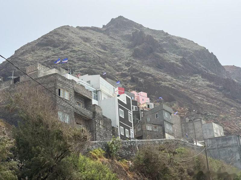 在圣维森特岛工作的刘宇告诉记者，此刻佛得角国内“热闹炸了”。社交媒体上...