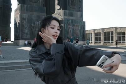 救命！孙怡这趟格鲁吉亚漫游状态绝了，远离喧嚣，在异域风景里肆意放松，这种不紧绷的美感真的好戳人！