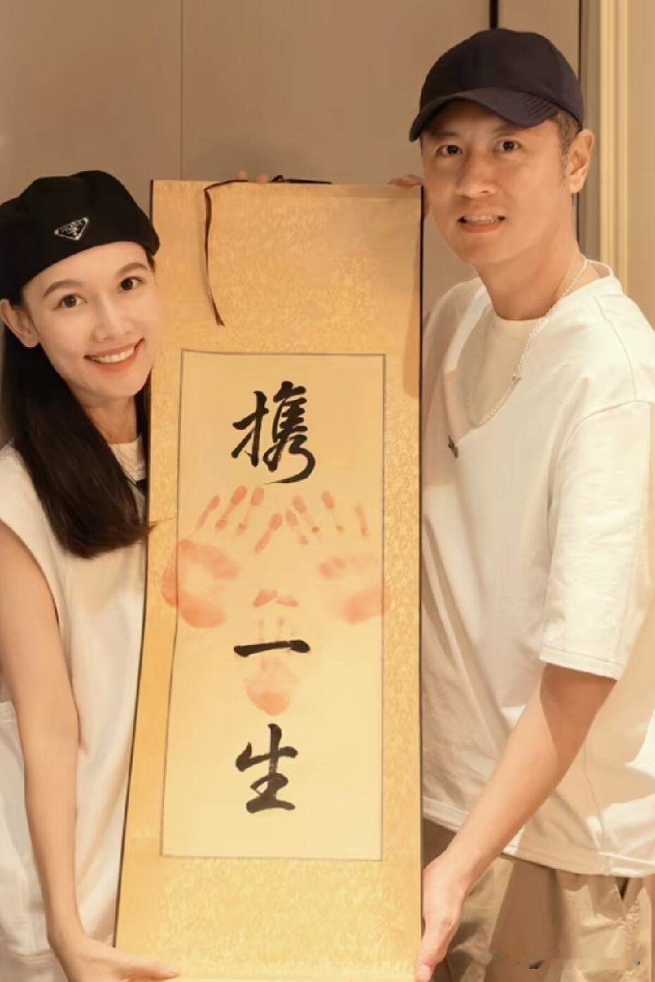 任重、孙骁骁真是郎才女貌的一对，孙骁骁容貌好，气质绝佳，亲和力也特别的好，她当过主持人也演过戏，多才多艺。

任重是个演技派，低调内敛，出演过不少的作品，表演比较到位，没有表演痕迹，你喜欢这一对明星夫妻吗？