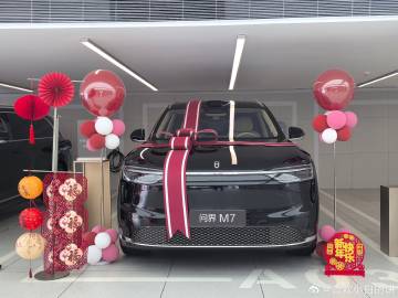 喜提问界M7！黑外杏内的治愈出行伙伴<br />等车的日子终有回响，今...