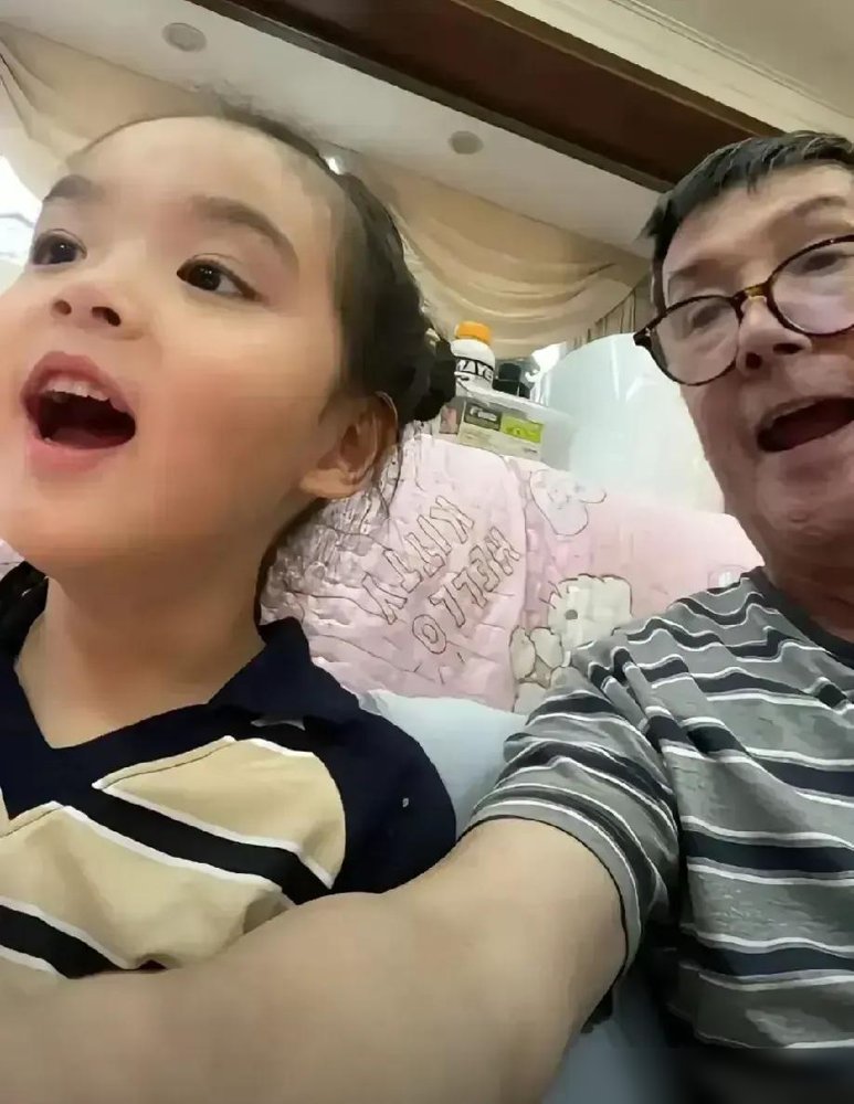 郭碧婷跟向佐，越长越像了，网友直接甩出俩人童年照对比。圆脸，大眼，连笑起来那个弧度都一个模子刻的。有人调侃，郭碧婷就是“美女版圆润向佐”。
这话真不是瞎说。基因这东西太狠了，俩孩子一个像爸一个像妈，结果爸妈自己先撞了脸。
但你再看他俩过日子，更绝。郭碧婷带娃在顺义聚餐，说女儿从小黏向佐黏得不行。